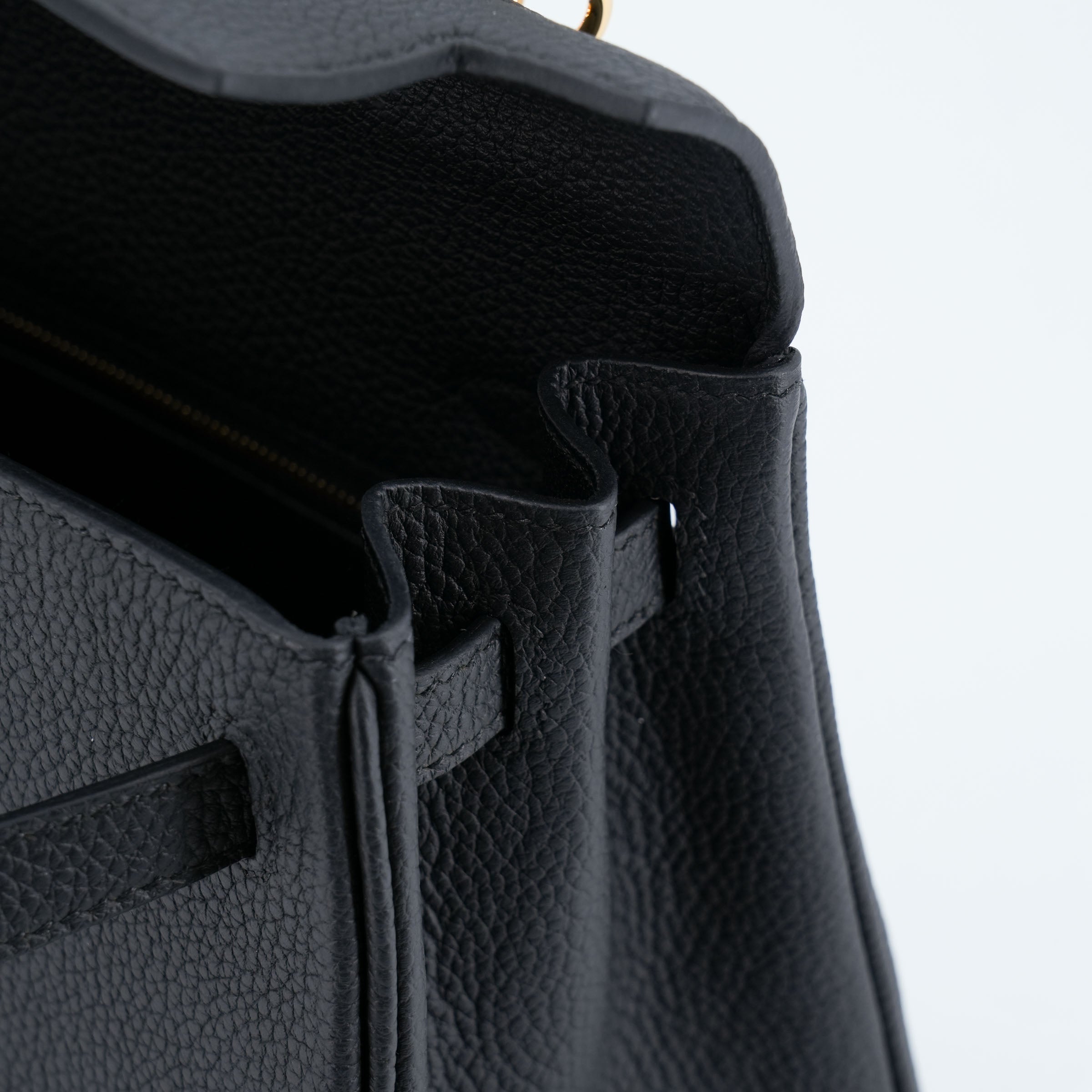 HERMÈS Kelly 25 Noir (89) Togo Gold hardware K (2025)