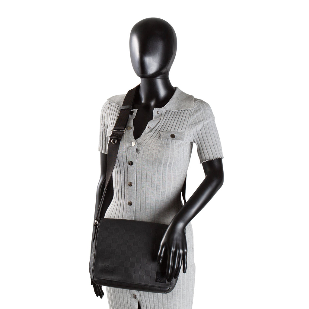 LOUIS VUITTON Damier Infini District Messenger PM - Black