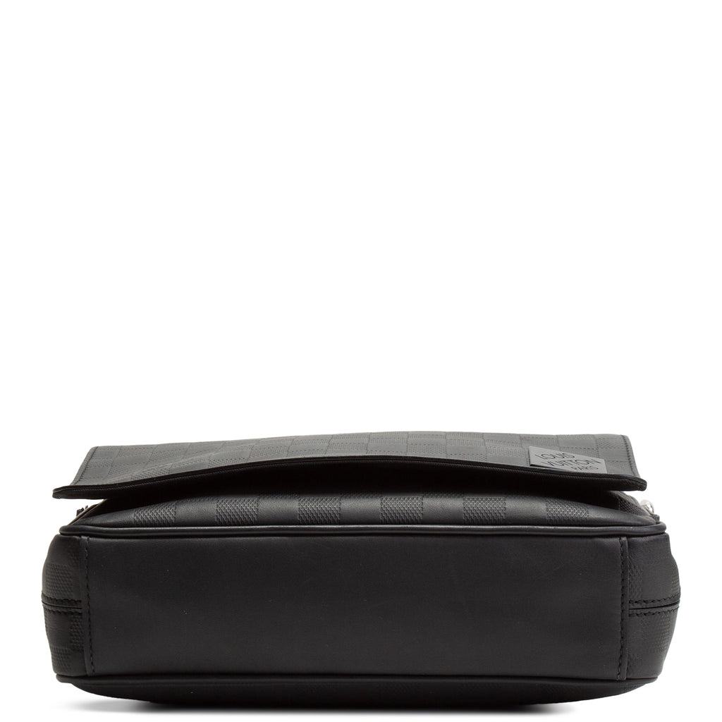 LOUIS VUITTON Damier Infini District Messenger PM - Black