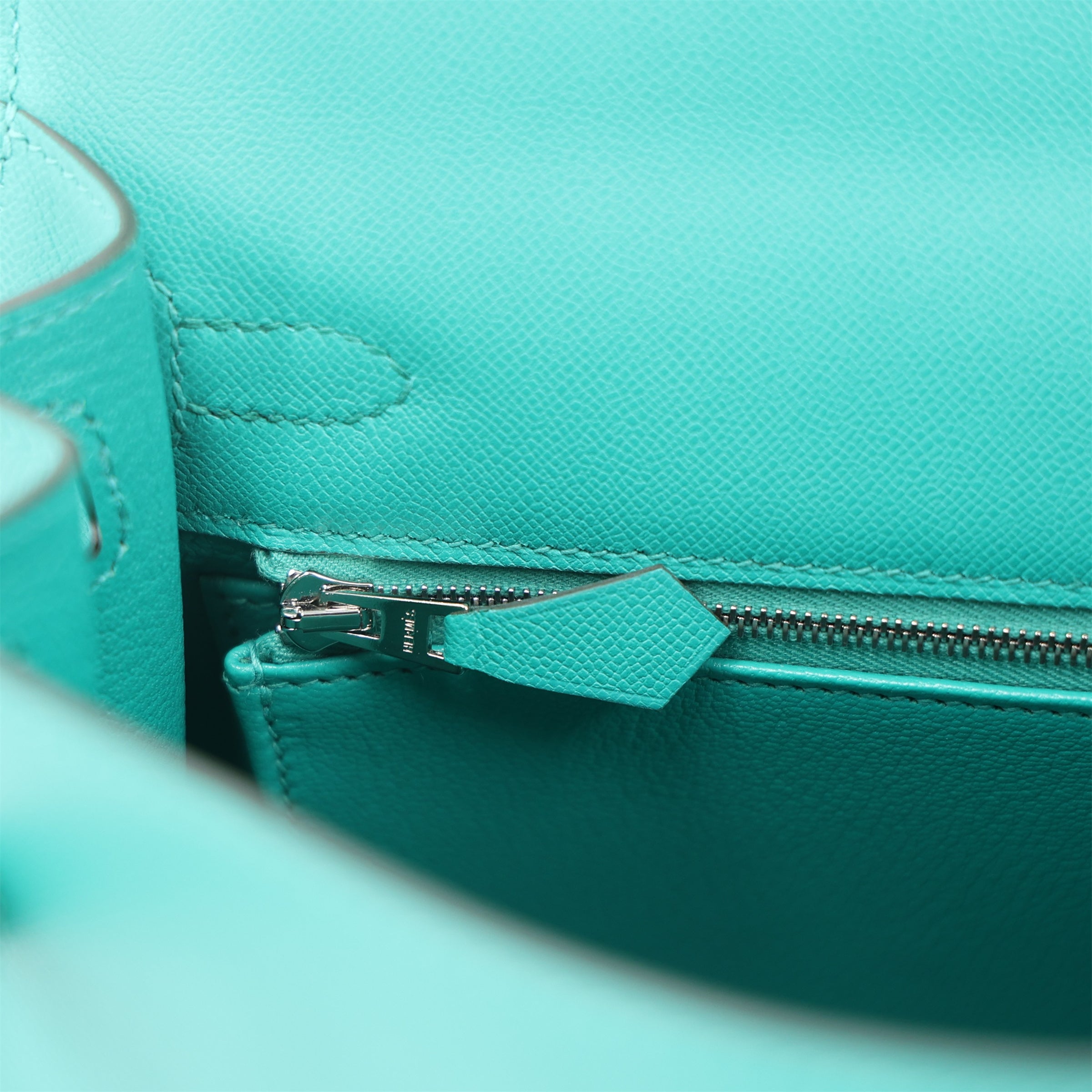 HERMÈS Kelly 25 Sellier Touch Vert Jade (O6) Madame Alligator Palladium hardware W (2024)