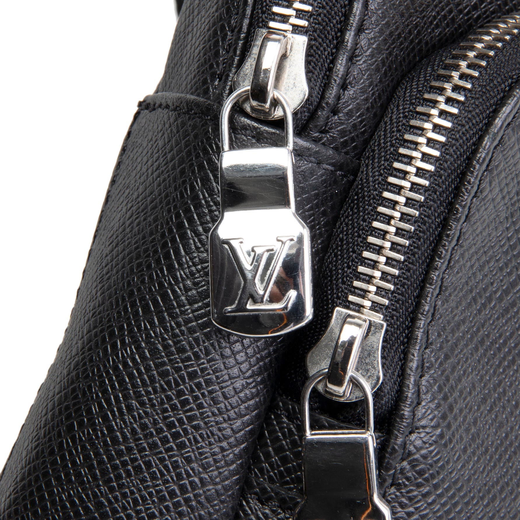 LOUIS VUITTON Taiga Avenue Sling - Black