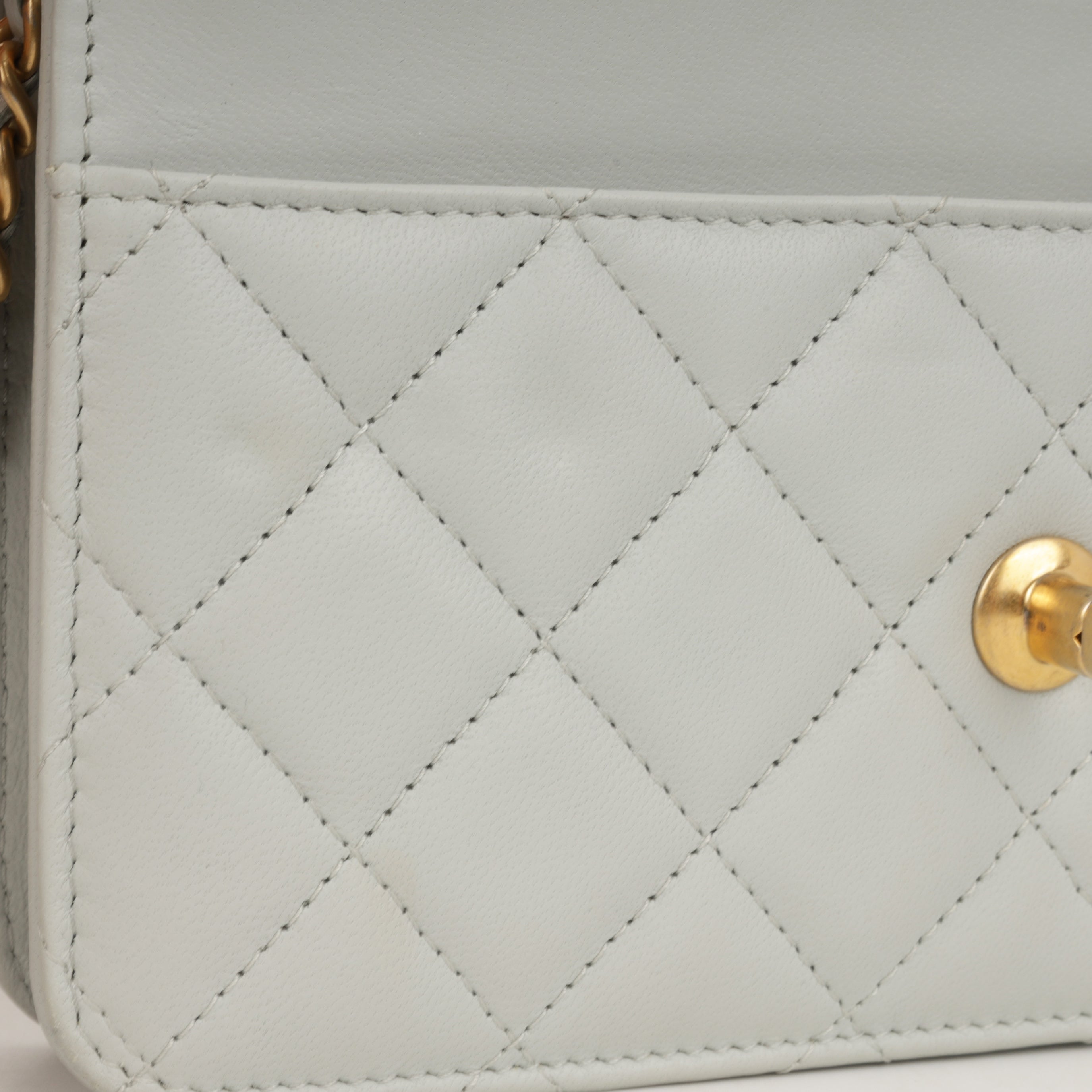 Pearl Crush Wallet On Chain - Grey Lambskin | Gold Hardware