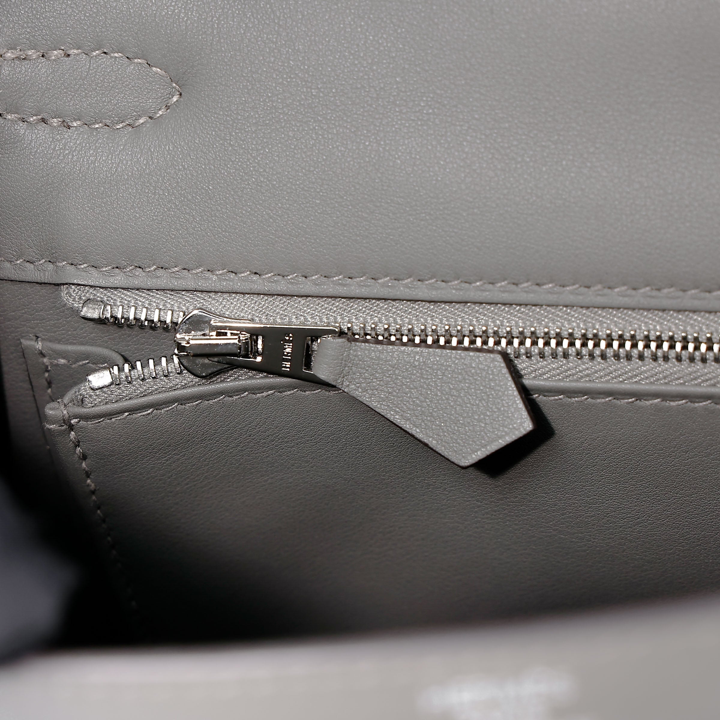 HERMÈS Limited Edition Kelly 25 Padded Sellier Gris Meyer (0L) Swift Palladium hardware B (2023)